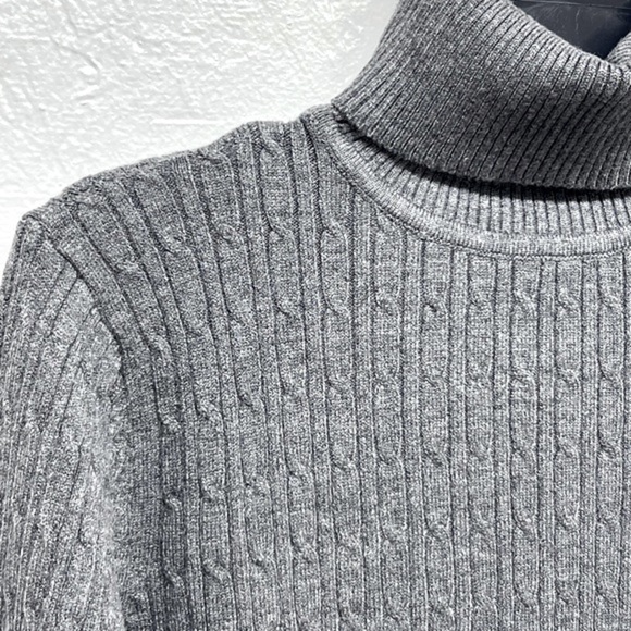 MEN'S Turtleneck Cable Knit Sweater
(Unisex) Size XS - Picture 2 of 4